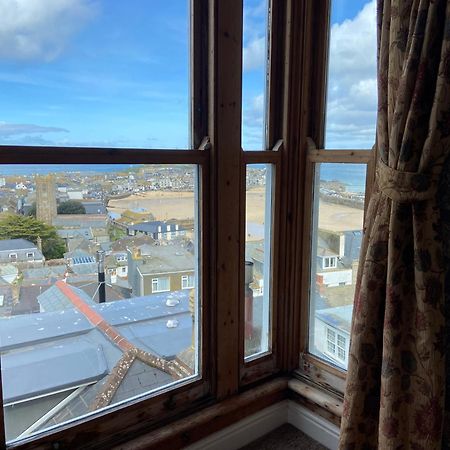 Huer'S Watch A Beautifully Presented Private Apartment With Far Reaching Views Over St Ives Harbour And Bay And Free Onsite Parking For Larger Groups Book Along With Our Connecting Two Sister Apartments Exterior foto