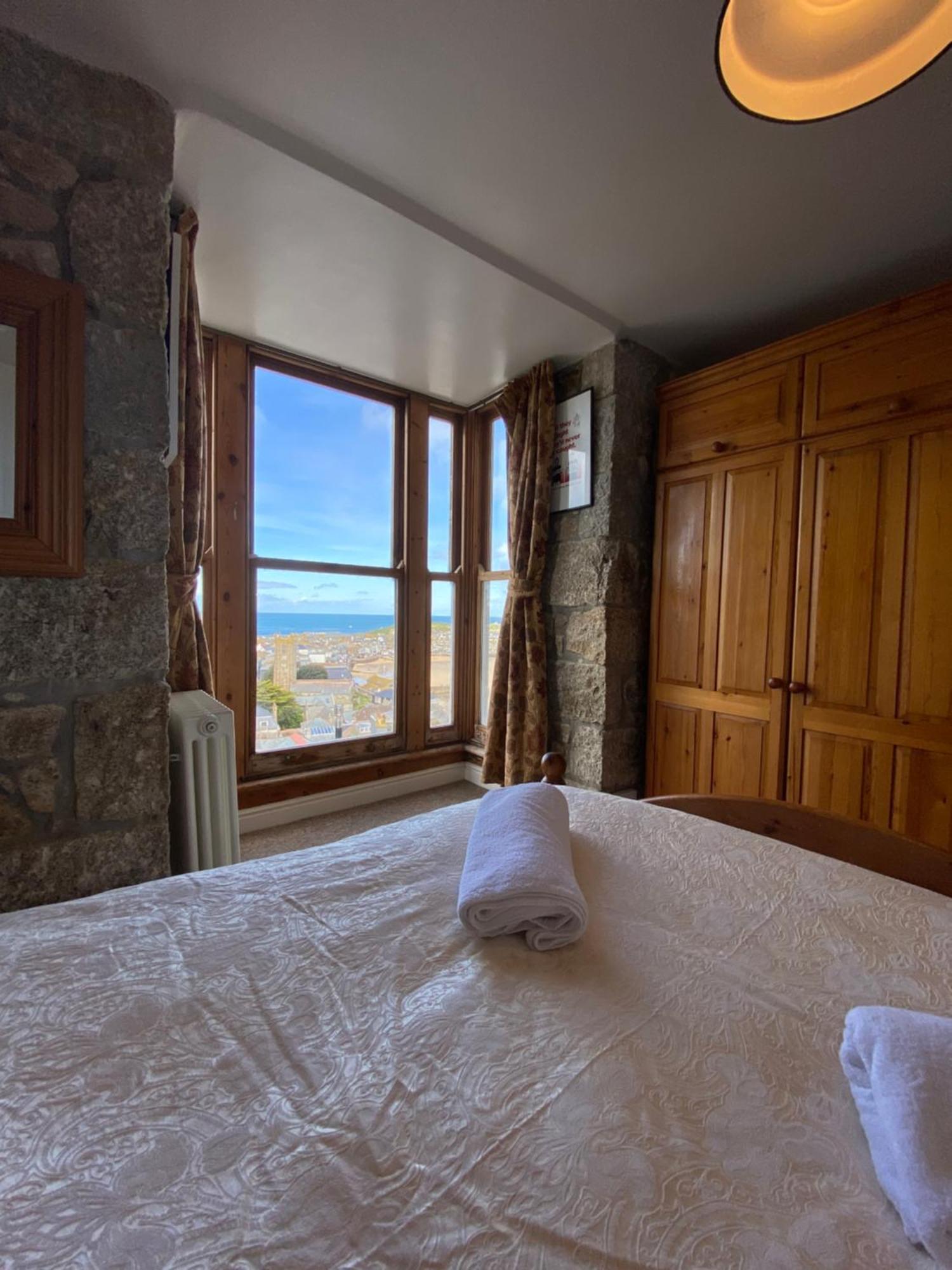 Huer'S Watch A Beautifully Presented Private Apartment With Far Reaching Views Over St Ives Harbour And Bay And Free Onsite Parking For Larger Groups Book Along With Our Connecting Two Sister Apartments Exterior foto