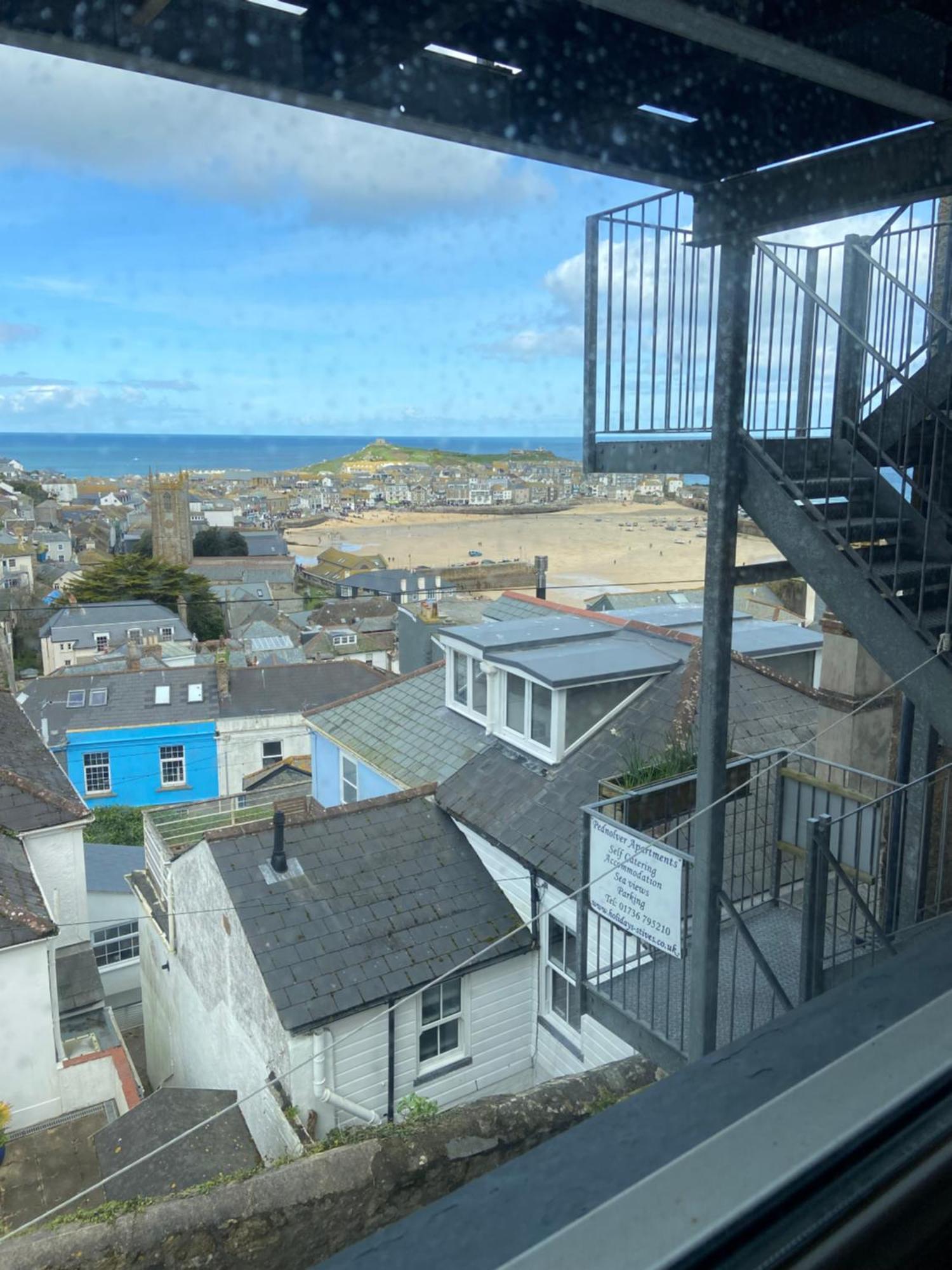 Huer'S Watch A Beautifully Presented Private Apartment With Far Reaching Views Over St Ives Harbour And Bay And Free Onsite Parking For Larger Groups Book Along With Our Connecting Two Sister Apartments Exterior foto