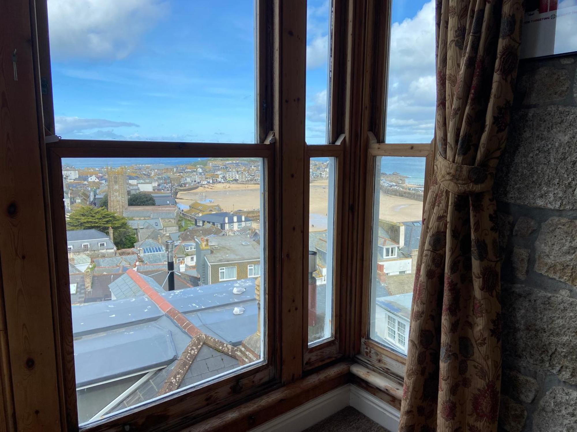 Huer'S Watch A Beautifully Presented Private Apartment With Far Reaching Views Over St Ives Harbour And Bay And Free Onsite Parking For Larger Groups Book Along With Our Connecting Two Sister Apartments Exterior foto