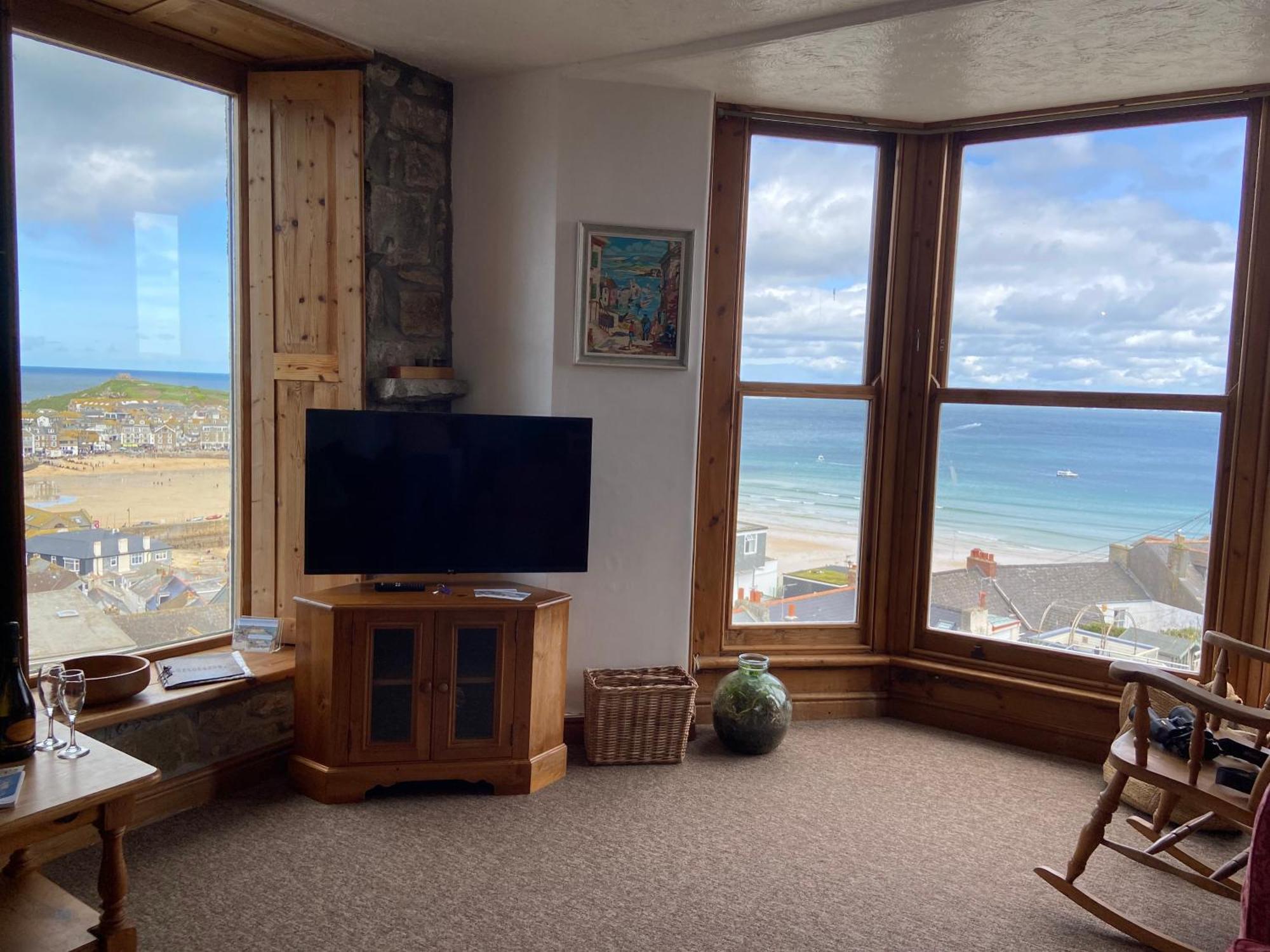 Huer'S Watch A Beautifully Presented Private Apartment With Far Reaching Views Over St Ives Harbour And Bay And Free Onsite Parking For Larger Groups Book Along With Our Connecting Two Sister Apartments Exterior foto