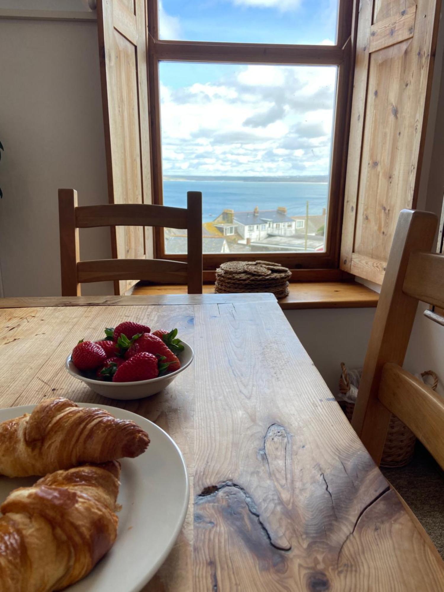 Huer'S Watch A Beautifully Presented Private Apartment With Far Reaching Views Over St Ives Harbour And Bay And Free Onsite Parking For Larger Groups Book Along With Our Connecting Two Sister Apartments Exterior foto