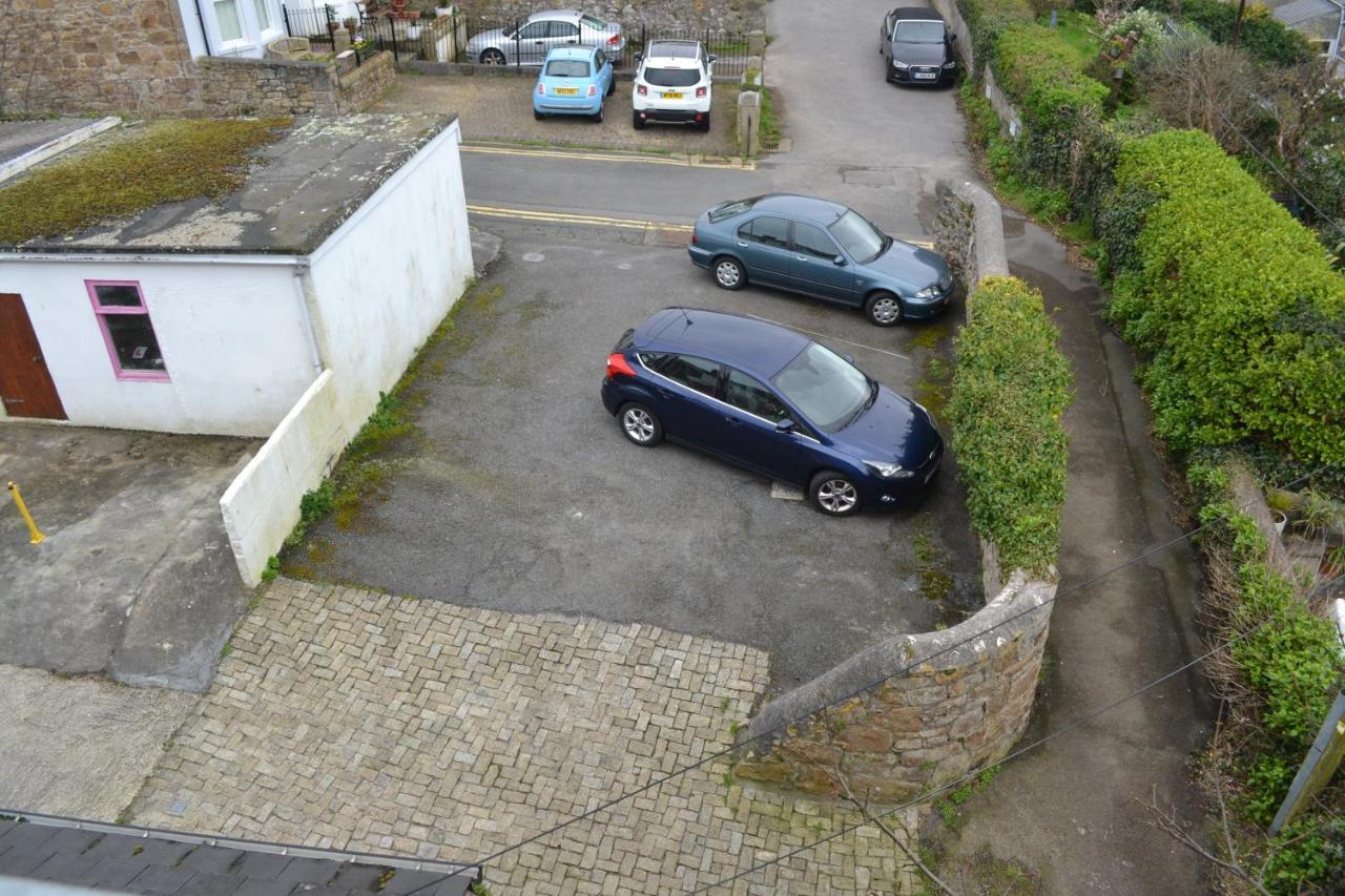 Huer'S Watch A Beautifully Presented Private Apartment With Far Reaching Views Over St Ives Harbour And Bay And Free Onsite Parking For Larger Groups Book Along With Our Connecting Two Sister Apartments Exterior foto